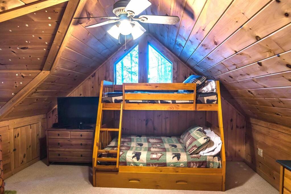 Private Creekside Cabin+Hot Tub,Pool Table, & Pets Елиджей Екстериор снимка