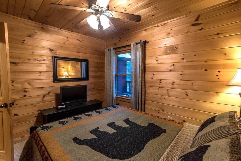 Private Creekside Cabin+Hot Tub,Pool Table, & Pets Елиджей Екстериор снимка