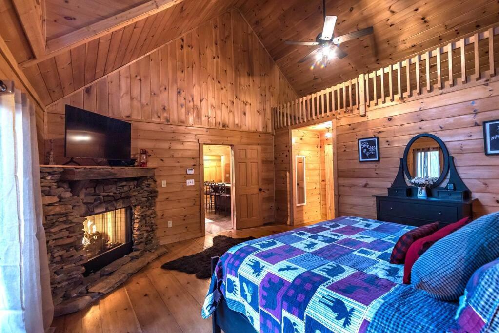 Private Creekside Cabin+Hot Tub,Pool Table, & Pets Елиджей Екстериор снимка