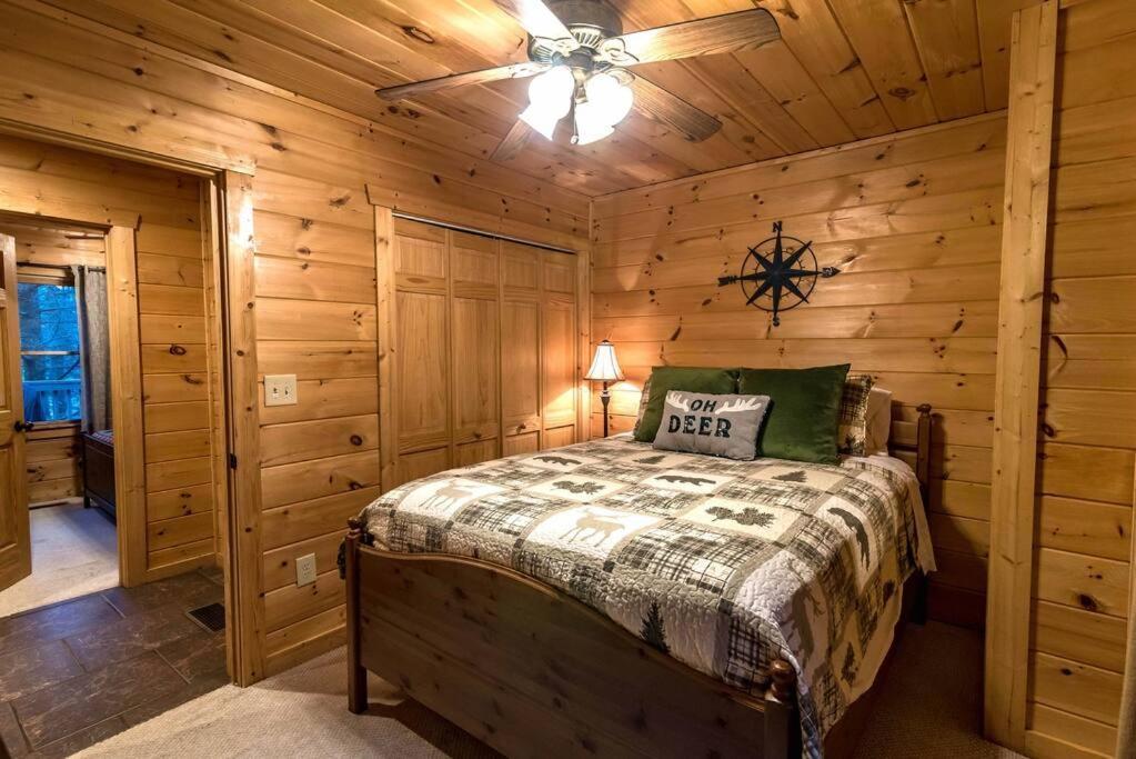 Private Creekside Cabin+Hot Tub,Pool Table, & Pets Елиджей Екстериор снимка