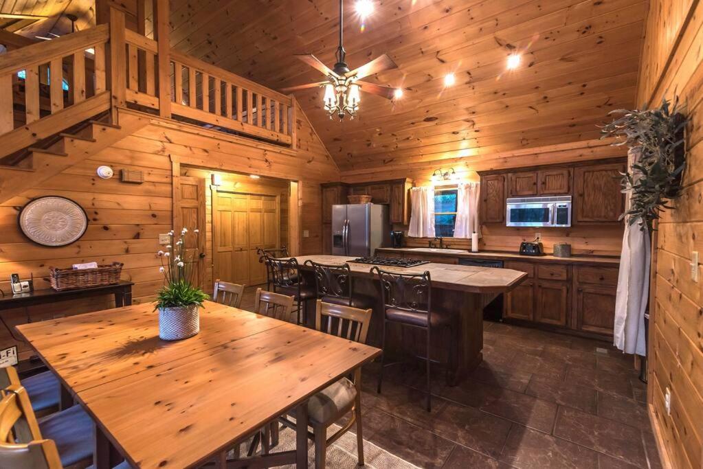 Private Creekside Cabin+Hot Tub,Pool Table, & Pets Елиджей Екстериор снимка