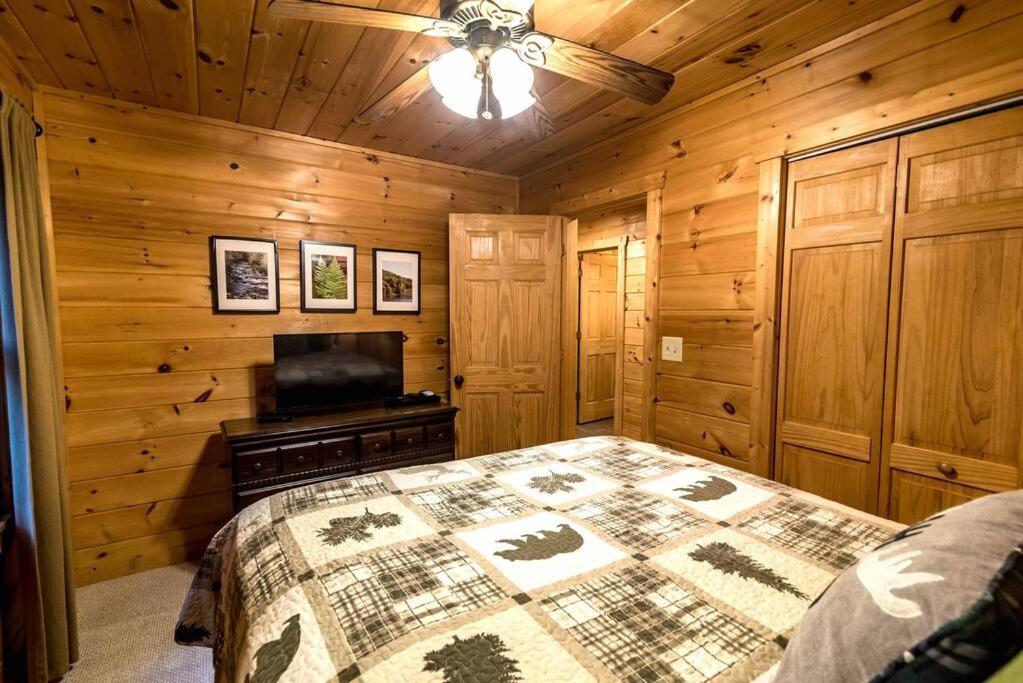 Private Creekside Cabin+Hot Tub,Pool Table, & Pets Елиджей Екстериор снимка