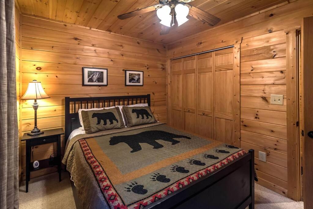 Private Creekside Cabin+Hot Tub,Pool Table, & Pets Елиджей Екстериор снимка